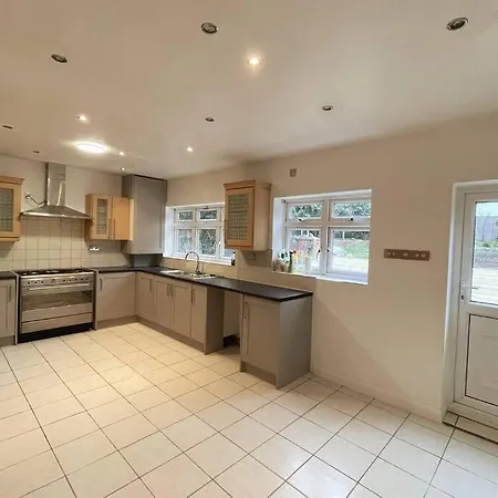 Modern Spacious 4-bed House