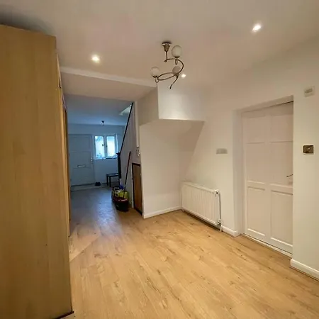 Apartment Modern Spacious 4-bed House