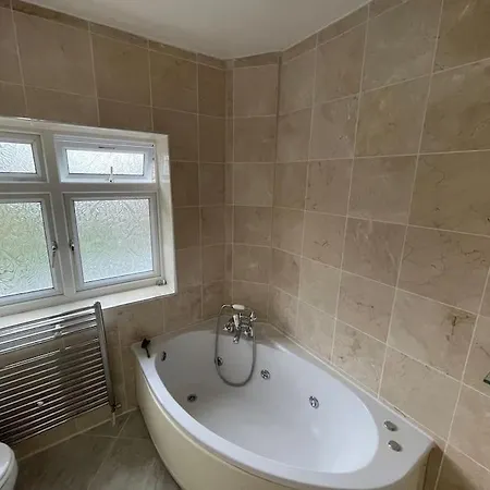Modern Spacious 4-bed House Apartment London