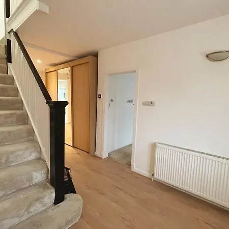 Modern Spacious 4-bed House *