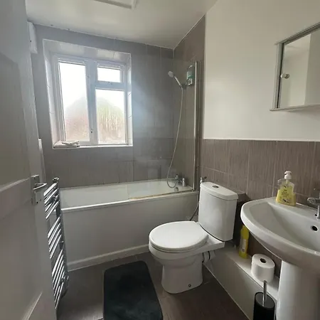 2 Bed In Barking With Free Parking And Wifi * Ilford