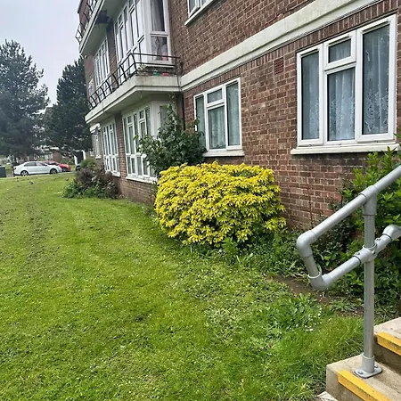 2 Bed In Barking With Free Parking And Wifi