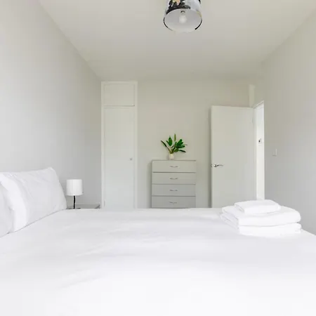 Newly Renovated 3bd Islington! Holiday home *