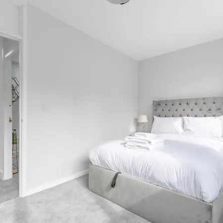 Newly Renovated 3bd Islington!