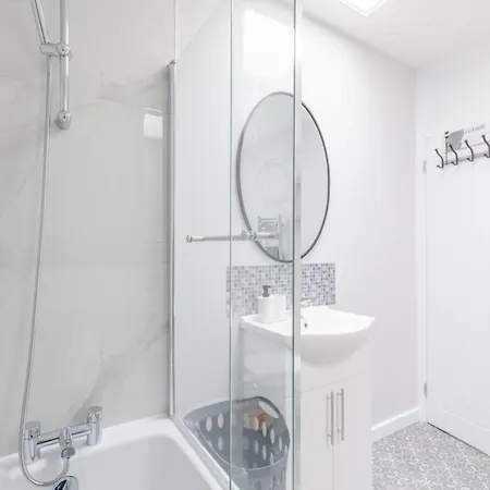 Newly Renovated 3bd Islington! Holiday home *
