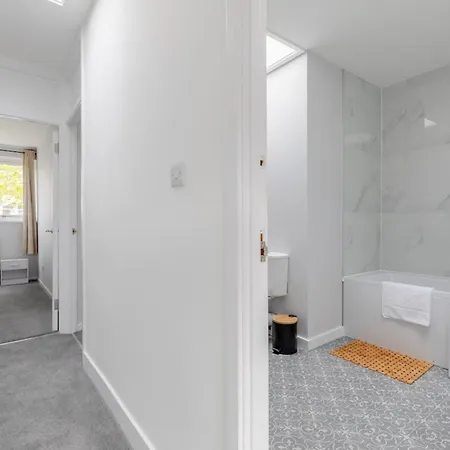 Newly Renovated 3bd Islington! *