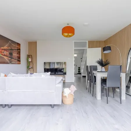 Newly Renovated 3bd Islington! Holiday home *