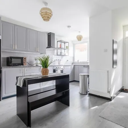 Newly Renovated 3bd Islington! Holiday home *
