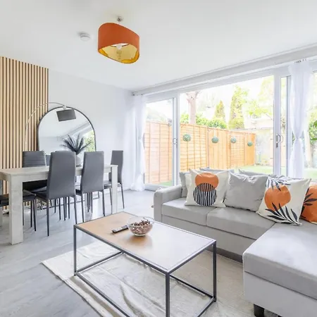 Newly Renovated 3bd Islington! Holiday home *