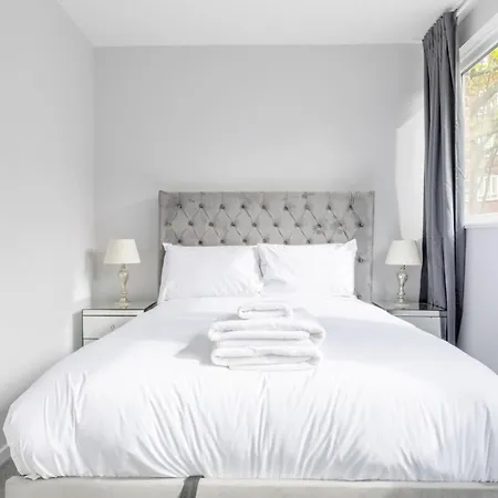 Newly Renovated 3bd Islington! Holiday home