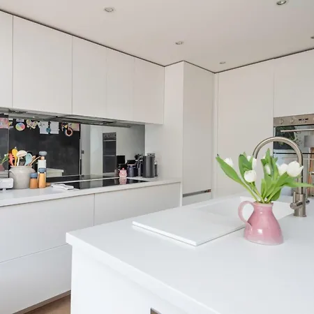 3-bedroom In Richmond - Ideal Family Living Apartment