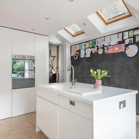 Apartment 3-bedroom In Richmond - Ideal Family Living *