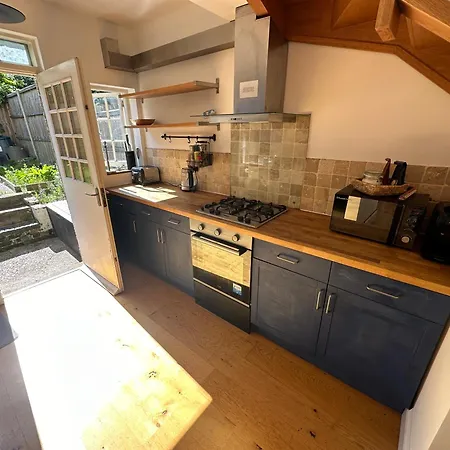 Colindale Lush 30 Mins London *