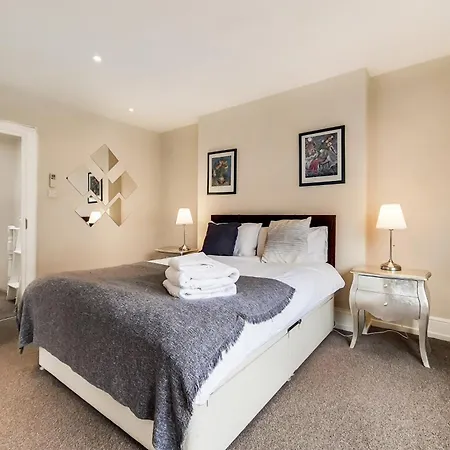Modern And Spacious In South Kensington *