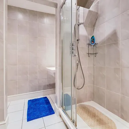 Modern And Spacious In South Kensington London