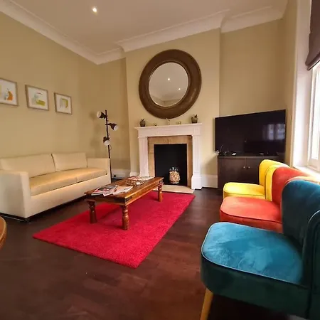Modern And Spacious In South Kensington * London