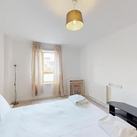 Spacious 3-bed With Balcony, 5-min Walk To Station * London