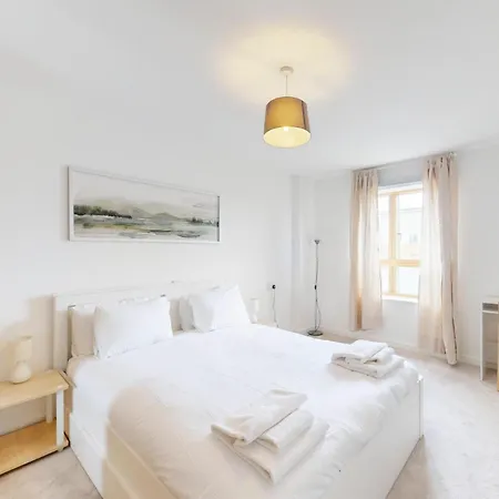 Spacious 3-bed With Balcony, 5-min Walk To Station Apartment *