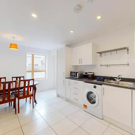 Spacious 3-bed With Balcony, 5-min Walk To Station Apartment *