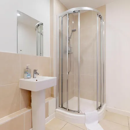 Spacious 3-bed With Balcony, 5-min Walk To Station