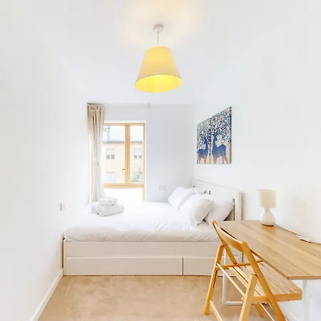 Spacious 3-bed With Balcony, 5-min Walk To Station