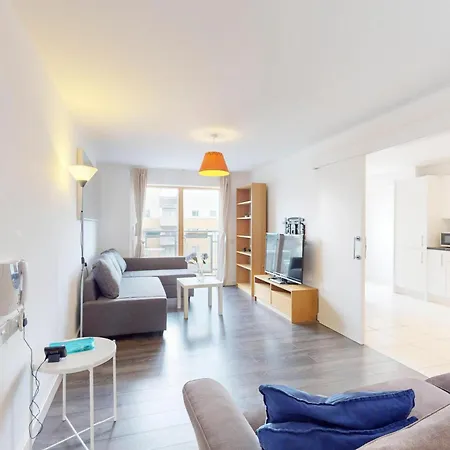 Spacious 3-bed With Balcony, 5-min Walk To Station Apartamento *