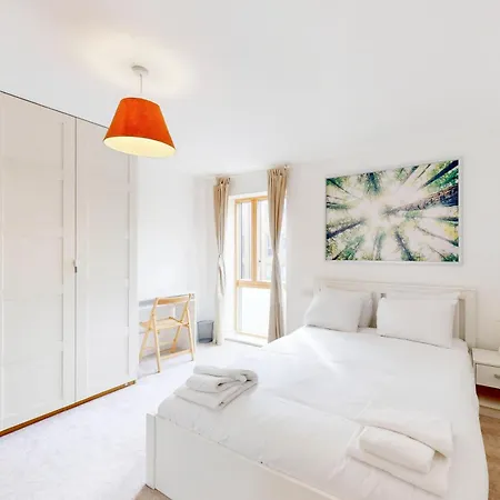 Spacious 3-bed With Balcony, 5-min Walk To Station Apartamento *