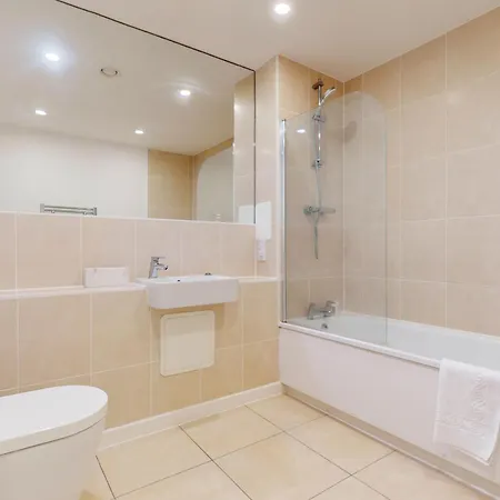 Spacious 3-bed With Balcony, 5-min Walk To Station Apartment