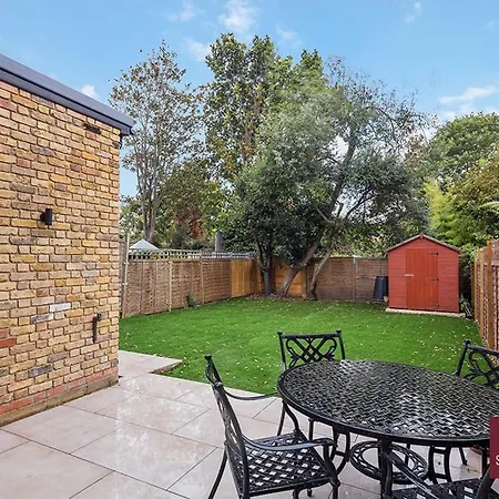 Richmond - Spacious 2 Bedroom Flat - With Garden