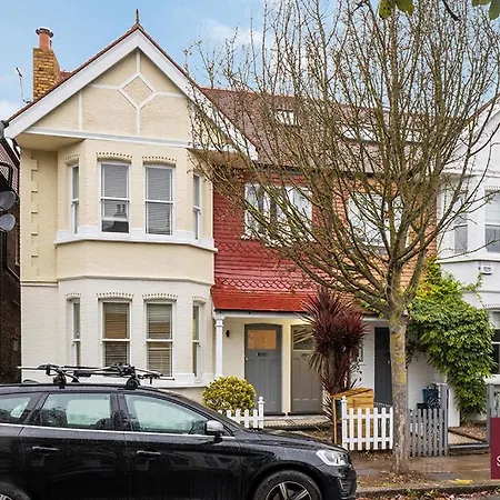 Richmond - Spacious 2 Bedroom Flat - With Garden Apartment *