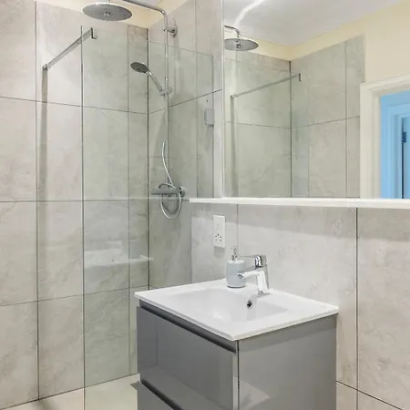 Richmond - Spacious 2 Bedroom Flat - With Garden * Richmond (Greater London)
