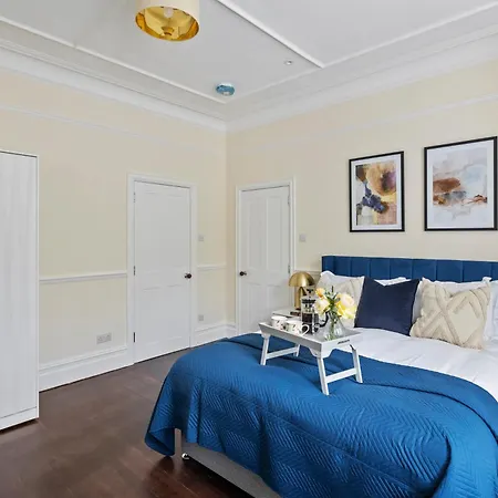 Richmond - Spacious 2 Bedroom Flat - With Garden *