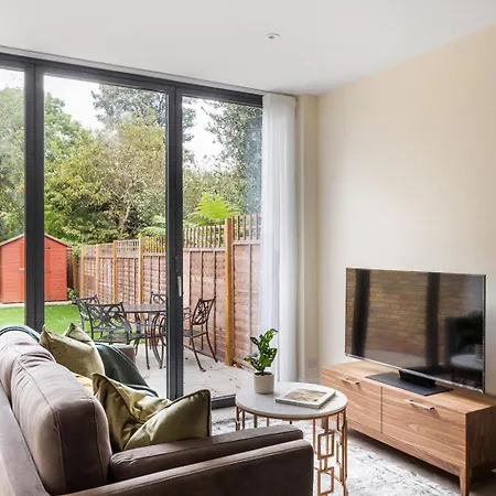 Richmond - Spacious 2 Bedroom Flat - With Garden Apartment *