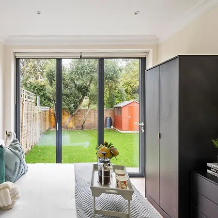 Richmond - Spacious 2 Bedroom Flat - With Garden *