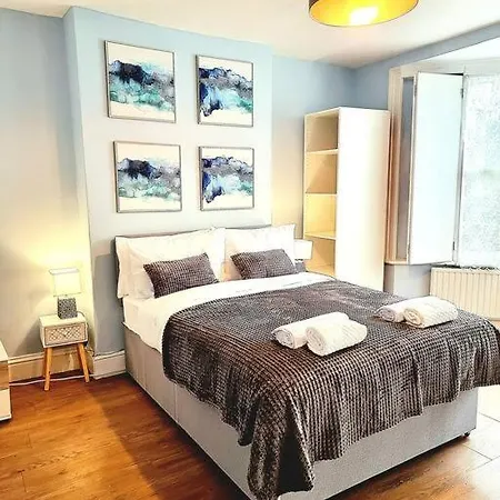 Spacious 2 Bedroom 3 Min Walk Mile End Station -sleeps 5 Apartment *