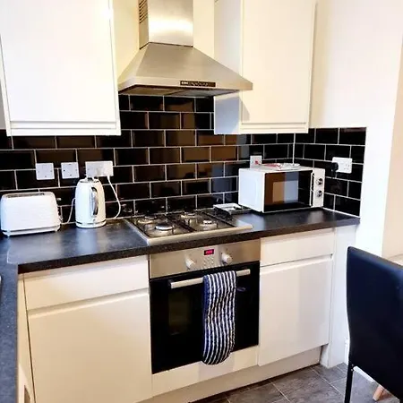Apartment Spacious 2 Bedroom 3 Min Walk Mile End Station -sleeps 5 *