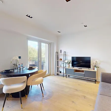 Luxury Large In Central With Balcony Apartment London
