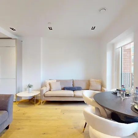 Luxury Large In Central With Balcony *