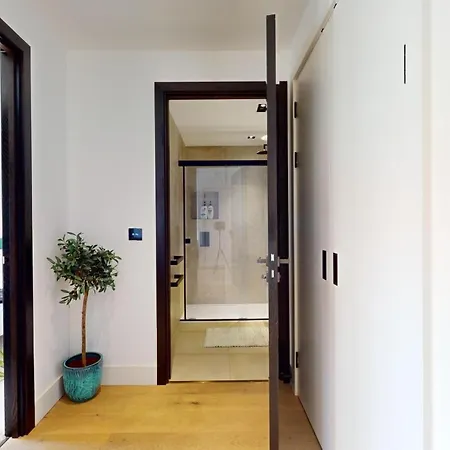 Luxury Large In Central With Balcony Apartment
