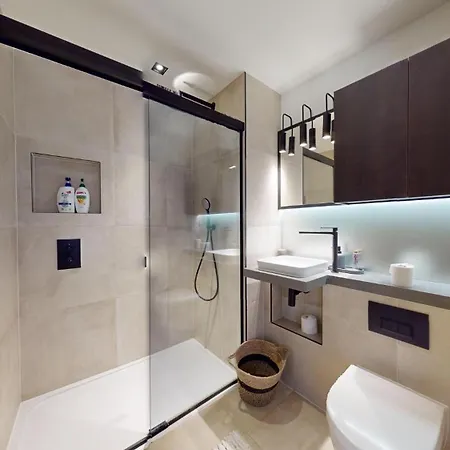 Luxury Large In Central With Balcony Apartment *