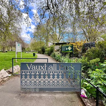 Luxury Large In Central With Balcony Apartment *