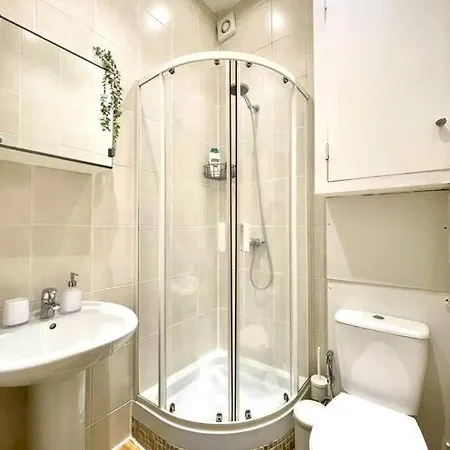 Apartment A Charming One Double Bedroom Flat London