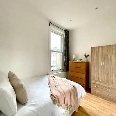 A Charming One Double Bedroom Flat Apartment *