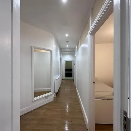 Elegant Living, 3 Bedroom Modern House Holiday home *