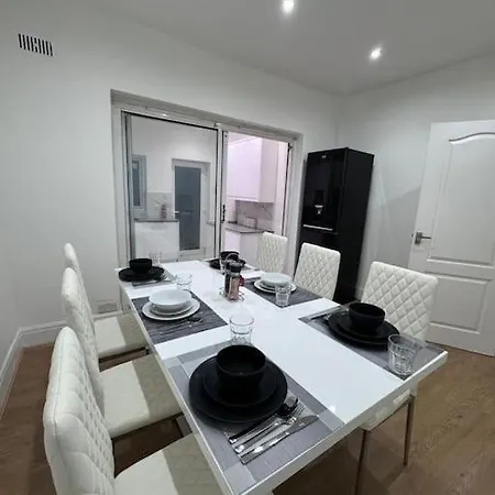 Elegant Living, 3 Bedroom Modern House * London