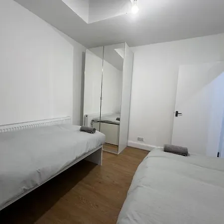 Holiday home Elegant Living, 3 Bedroom Modern House