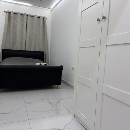 Elegant Living, 3 Bedroom Modern House * London