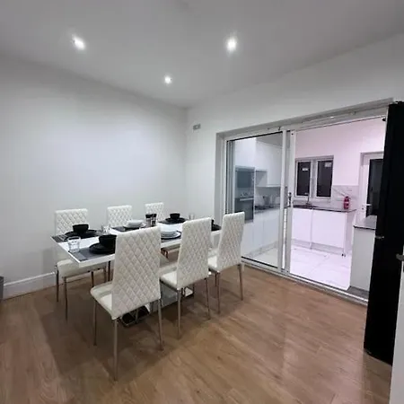 Holiday home Elegant Living, 3 Bedroom Modern House
