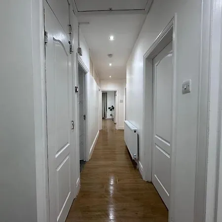 Elegant Living, 3 Bedroom Modern House Holiday home *