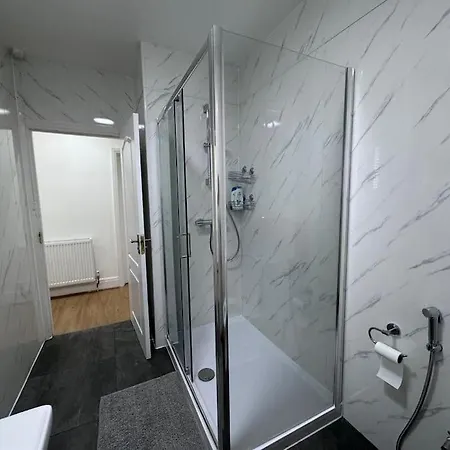 Elegant Living, 3 Bedroom Modern House *